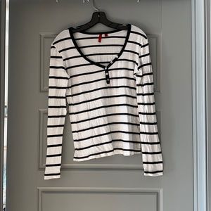 5/48 Black White Striped Long Sleeve V-Neck Tshirt